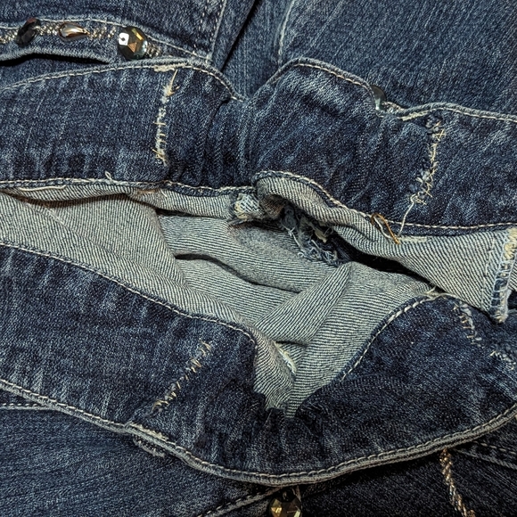 Elegant High-Low Denim Skirt with Lace Details - Picture 11 of 12